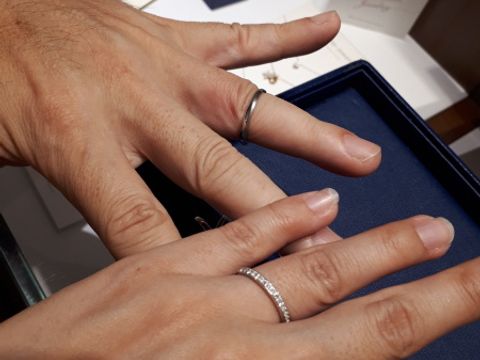 【銀座ダイヤモンドシライシの口コミ】 この価格で永久保証のサービスはなかなかない。リングもシンプルななかで…