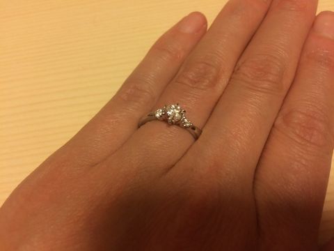 【リューツウの口コミ】 パヴェタイプのリングかメレダイヤがついたタイプにするか迷いましたか、…
