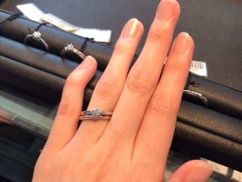 【エクセルコダイヤモンド(EXELCO DIAMOND)の口コミ】 結婚指輪は毎日つけるものなので最初はシンプルなものを選んでいました。…