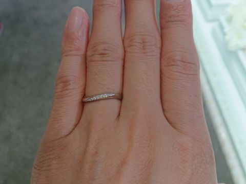 【4℃ BRIDAL(ヨンドシーブライダル)の口コミ】 ナチュラルな雰囲気のウェーブデザインのマリッジリングです。指に馴染む…