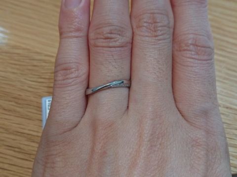 【JEWELRY STUDIO Advance(ジュエリースタジオアドバンス)の口コミ】 シンプルながらウェーブのラインがきれいなリングです。側面にダイヤが入…