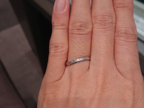 【アイプリモ(I-PRIMO)の口コミ】 なめらかなウェーブラインにダイヤが一石入ったシンプルなデザインのリン…