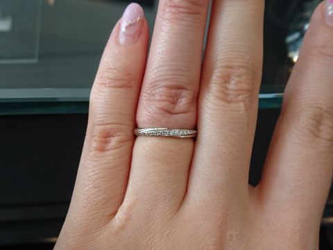 【エクセルコダイヤモンド(EXELCO DIAMOND)の口コミ】 鳥の羽をイメージした指輪で幸せを運ぶという意味があるそうです。この指…