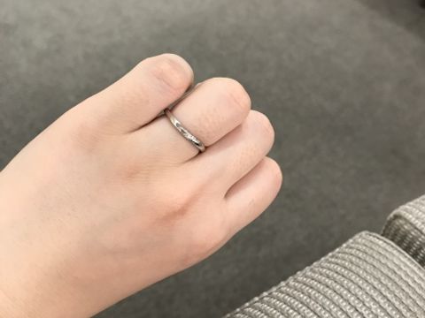 【アイプリモ(I-PRIMO)の口コミ】 シンプルですが、斜めに石が入っているので控えめなのにとても綺麗でした…