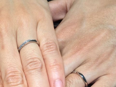 【アイプリモ(I-PRIMO)の口コミ】 指輪の決め手は、デザインとダイヤモンドの輝きです。
デザインは少しカー…