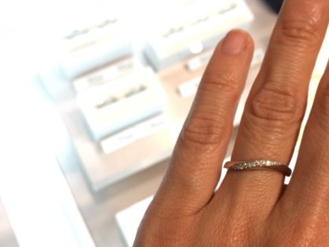【4℃ BRIDAL(ヨンドシーブライダル)の口コミ】 指輪のおすすめポイントは、ゆるやかなウェーブ感とダイヤモンドが斜めに…
