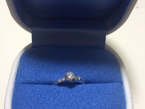 【銀座ダイヤモンドシライシの口コミ】 ひとつダイヤではなく周りに小さなダイヤモンドも付いており、デザインが…