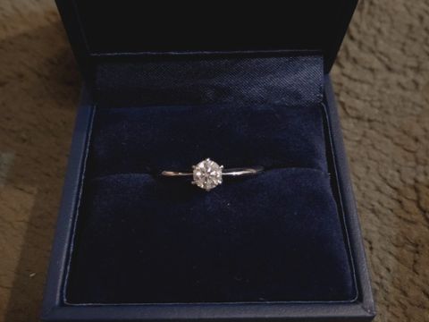 【銀座ダイヤモンドシライシの口コミ】 シンプルかつダイヤモンドが目立つデザインが良かったので、指輪本体は細…