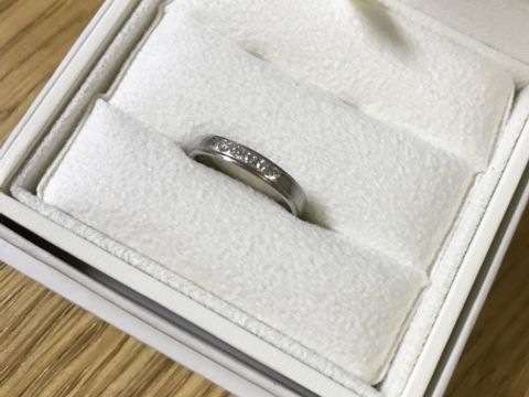 【EAU DOUCE4℃の口コミ】 シンプルだけど石のデザインがあって綺麗。
年とっても飽きずにつけられる…