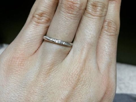 【銀座ダイヤモンドシライシの口コミ】 指輪のおすすめポイントは、少しウェーブがあり、斜めのダイヤモンドのデ…