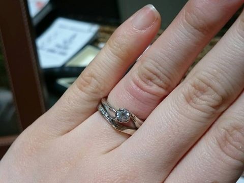 【杢目金屋(もくめがねや)の口コミ】 桜一輪という指輪は、オリジナルのデザインとのことでした。
まさに、桜の…