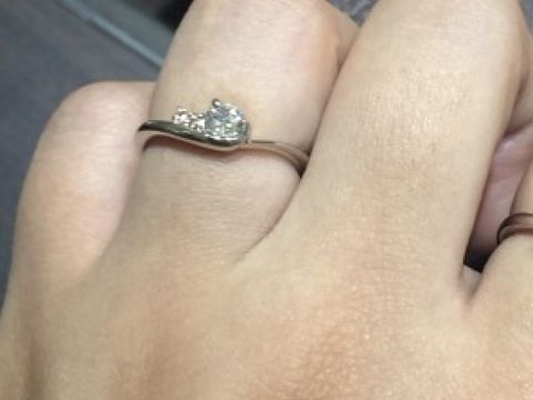 【アイプリモ(I-PRIMO)の口コミ】 流れるようなデザインで、指が細く見える気がしました。他ブランドの指輪…