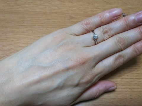 【4℃ BRIDAL(ヨンドシーブライダル)の口コミ】 結婚指輪と重ねづけ出来るものを選びました。初めに結婚指輪を選び、私の…