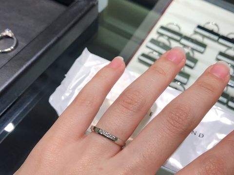 【ラザール ダイヤモンド(LAZARE DIAMOND)の口コミ】 シンプル過ぎると男性用が良くあるリングになってしまう為、シンプルだけ…
