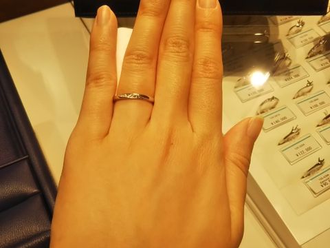 【銀座ダイヤモンドシライシの口コミ】 丸みを帯びた形をしており、女性らしく柔らかい印象を与えてくれます。セ…