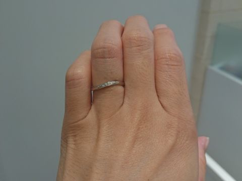 【CUKE(クーキ)の口コミ】 ウェーブのラインがきれいな指輪です。着けていて違和感なく、指をきれい…