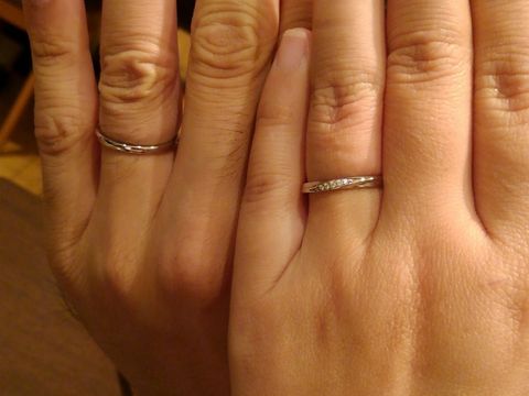 【4℃ BRIDAL(ヨンドシーブライダル)の口コミ】 元々指輪をしない二人だったので、デザインよりもつけ心地を重視したので…