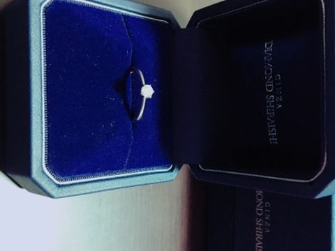 【銀座ダイヤモンドシライシの口コミ】 元々細くて真っ直ぐなラインの指輪が好きで
そのことを伝えると担当の方が…