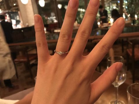 【アイプリモ(I-PRIMO)の口コミ】 真ん中に大きいダイヤ、脇に小さいダイヤがついているデザインで見た瞬間…