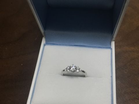 【GALA JEWELRY(ガラジュエリー)の口コミ】 両側にメレダイヤが3石ずつ入っているようなデザインはなかなかハイブラン…