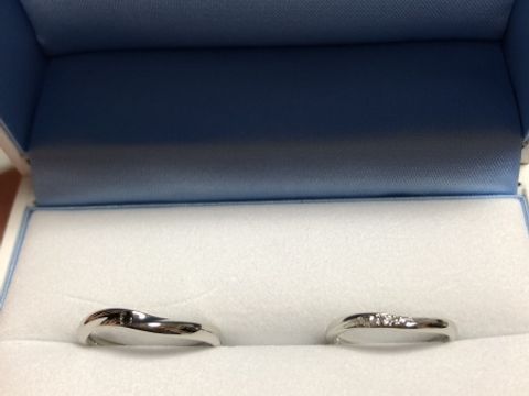 【GALA JEWELRY(ガラジュエリー)の口コミ】 まず、リングの形がウェーブ状になっているので、太くて短い私の指でもス…