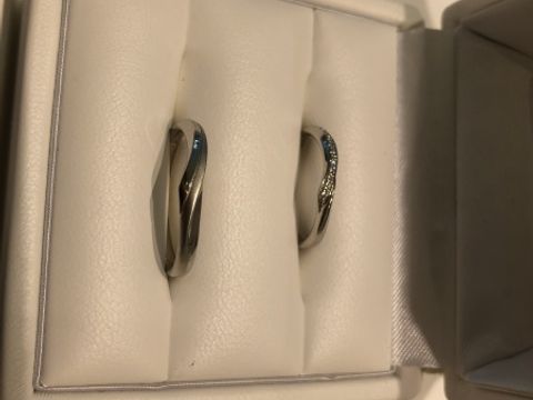 【CAFERING(カフェリング)の口コミ】 カフェリングのリングは、内甲丸になっており、さらに隣の指と接する面は…