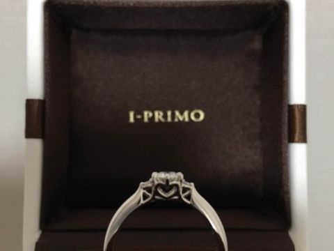 【アイプリモ(I-PRIMO)の口コミ】 側面のハートがとてもかわいいリングです。
正面からはシンプルなのでかわ…