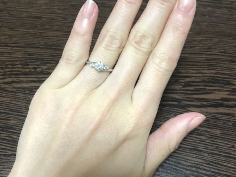 【WATANABE / 卸商社直営　渡辺の口コミ】 色んな形で悩みましたが、真ん中にダイヤ、両サイドに2つメレダイヤの入っ…