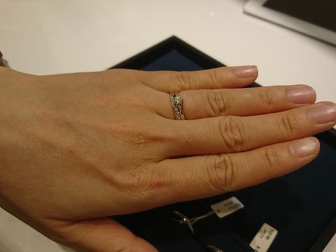 【4℃ BRIDAL(ヨンドシーブライダル)の口コミ】 プラチナの純度が特に高い「ピュアプラチナ」に惹かれました。少し細めの…