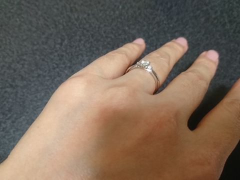 【俄(にわか)の口コミ】 好みのデザインがぼんやりとしか掴めていない状態で指輪を見ていたとき、…