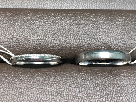 【アイプリモ(I-PRIMO)の口コミ】 女性のリングは下半分にダイヤが、男性のリングには下半分にマットな加工…