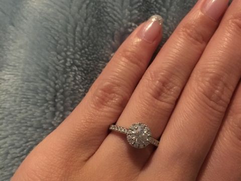 【ラザール ダイヤモンド(LAZARE DIAMOND)の口コミ】 取り巻き型のデザインはどこでもありますが
その中でも、重ね付けを楽しめ…