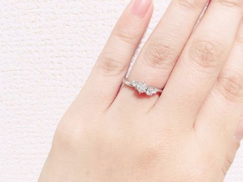 【銀座ダイヤモンドシライシの口コミ】 検討するにあたり考慮した点
・リングが細い
・大振りな飾りではなく小振…