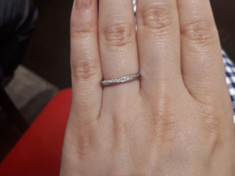 【銀座ダイヤモンドシライシの口コミ】 華奢なデザインで、斜めにひかえめにダイヤが何個か並べられているので手…