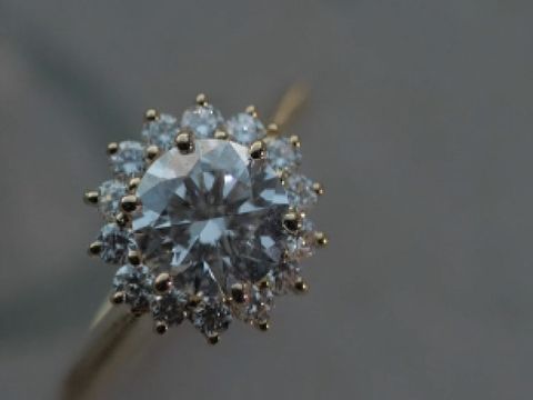 【GALA JEWELRY(ガラジュエリー)の口コミ】 当初、結婚指輪と同じブシュロンの婚約指輪を検討していましたが、ダイヤ…