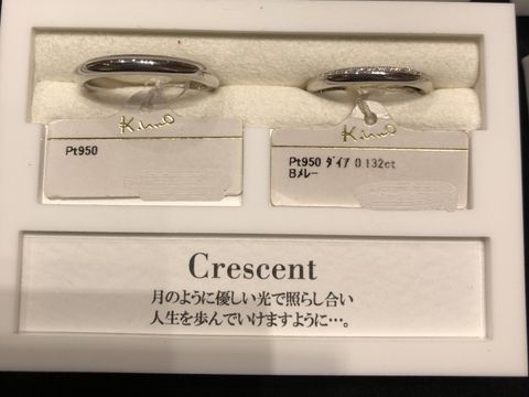 【ケイウノ ブライダル(K.UNO BRIDAL)の口コミ】 この指輪は2wayができる指輪です。上と下とで見え方が変わります。
男性の…