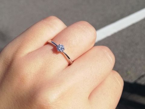 【ROYAL ASSCHER(ロイヤル・アッシャー)の口コミ】 太陽の光で撮った写真なので伝わりにくいですが、室内の照明の下で見た真…