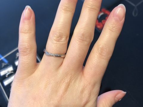 【銀座ダイヤモンドシライシの口コミ】 こちらの指輪に一目惚れしました！好みのV字で細身のデザインで流れるよう…