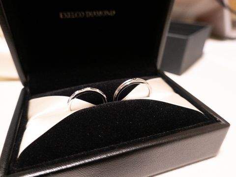 【エクセルコダイヤモンド(EXELCO DIAMOND)の口コミ】 婚約指輪とセットでつけることを考えて、シンプルなエンゲージリングを選…