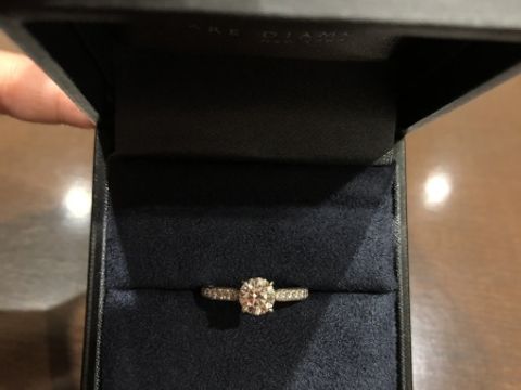 【ラザール ダイヤモンド(LAZARE DIAMOND)の口コミ】 第1にダイヤの輝きに心奪われたのとデザインが気に入りこれに決めました！…