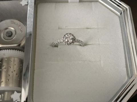 【GALA JEWELRY(ガラジュエリー)の口コミ】 彼女が華やかで可愛い指輪がいいと言っていたので、この指輪にしました。…