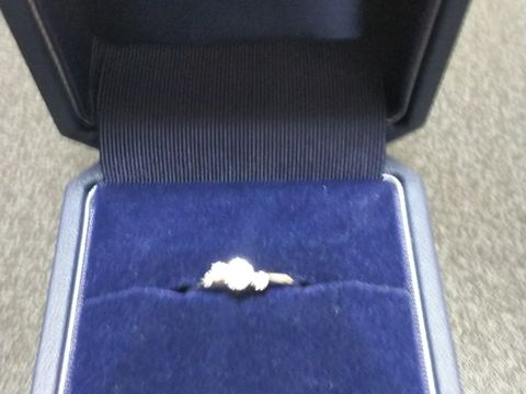 【銀座ダイヤモンドシライシの口コミ】 色々なデザインを拝見させて貰いましたが、左右非対称のデザインにパッと…