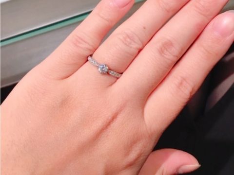 【アイプリモ(I-PRIMO)の口コミ】 カリーナはミル打ちが施されていて、指輪全体がキラキラしていたので
とっ…