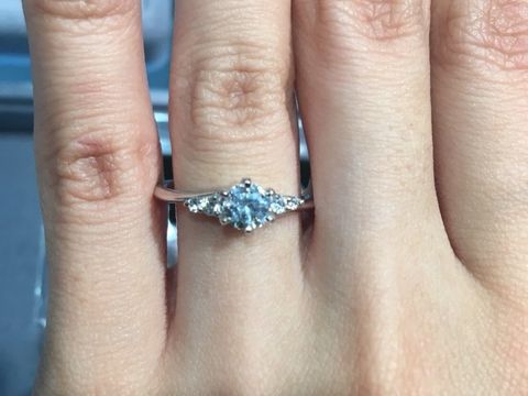 【宝寿堂(ほうじゅどう)の口コミ】 両サイドに２粒ずつメレダイアモンドがついており、それが真ん中のメイン…