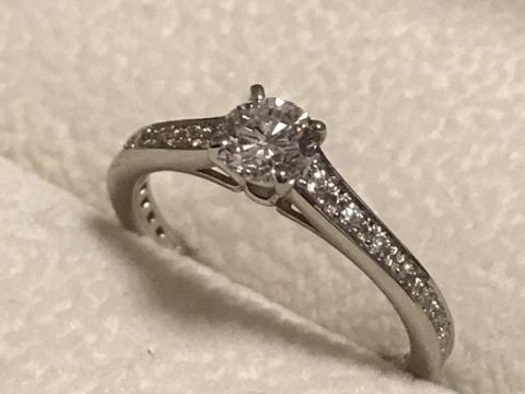 【エクセルコダイヤモンド(EXELCO DIAMOND)の口コミ】 やはり着け心地が良いところ、ダイヤの質が決め手となりました。
デザイン…