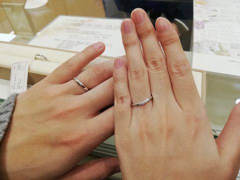 【Mariage ent(マリアージュエント)の口コミ】 ウェーブがかっていてダイヤが少しついている、シンプルなデザインを求め…