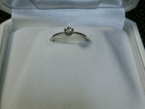 【WATANABE / 卸商社直営　渡辺の口コミ】 シンプルな6点留の縦爪の指輪ですが、できる限り服などに引っかからないよ…