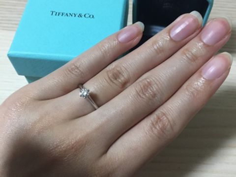【ティファニー(Tiffany & Co.)の口コミ】 王道の婚約指輪がほしくて
ダイヤが１つ真ん中にあるこのデザインを選びま…
