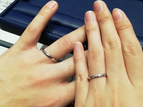 【銀座ダイヤモンドシライシの口コミ】 ウェーブがあり、ダイヤが多くないシンプルなデザインで元々探していまし…