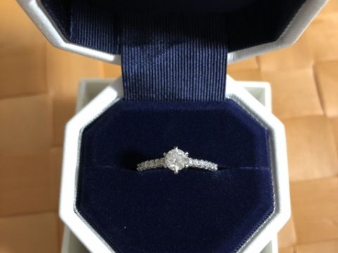 【銀座ダイヤモンドシライシの口コミ】 ダイヤモンドの光り方が他の店の商品よりも綺麗だったので決めました。ダ…